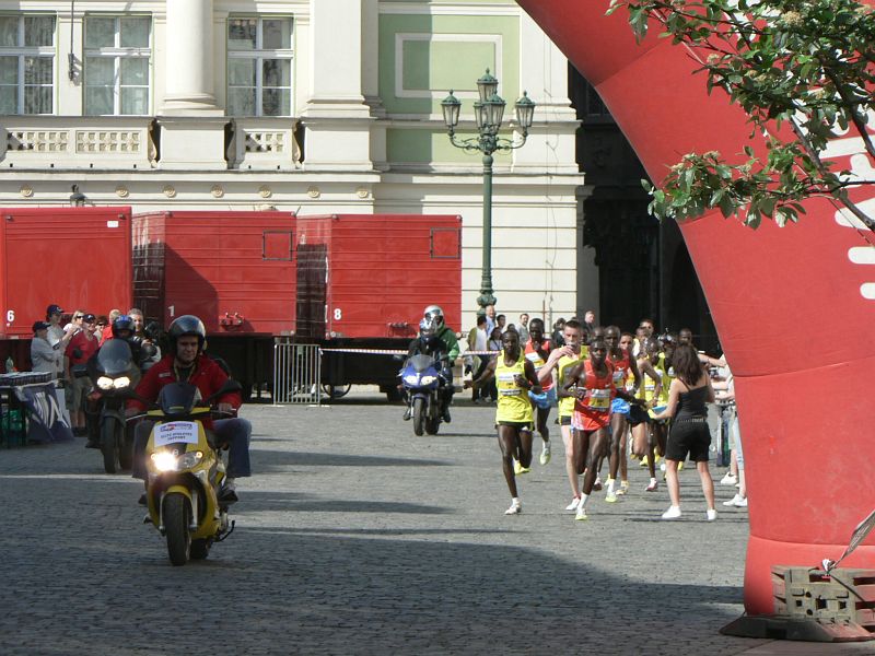 Maraton09 070.jpg - Navíc ještě stihli vyfotit první běžce, kteří právě probíhali občerstvovací stanici na 12 kilometru.